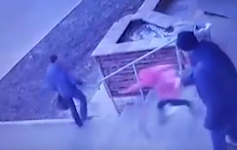 VIDEO | Un tată și-a împins fetița pe scări, pentru a o pedepsi. Momentul terifiant a fost filmat