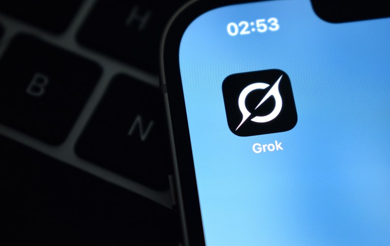 Grok, chatbotul AI al lui Elon Musk, restricționat după ce a stârnit un val de critici pe internet cu generarea unor imagini controversate