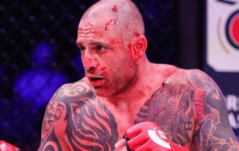 Un luptător israelian de MMA a supraviețuit unei tentative de asasinat, înaintea unei competiții din Ucraina, încuindu-se în podul hotelului. Cine l-a atacat | VIDEO