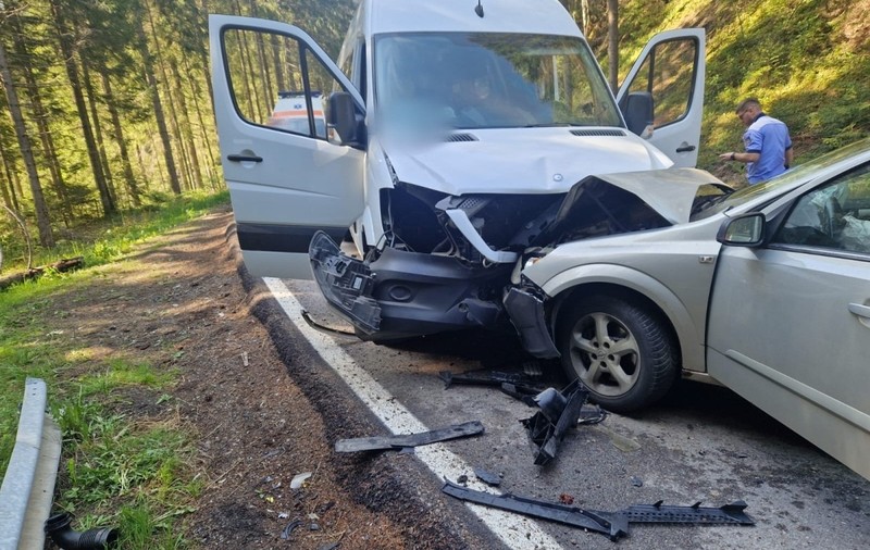 Un microbuz cu 12 copii, implicat într-un accident la Sadova. Două persoane, transportate la spital