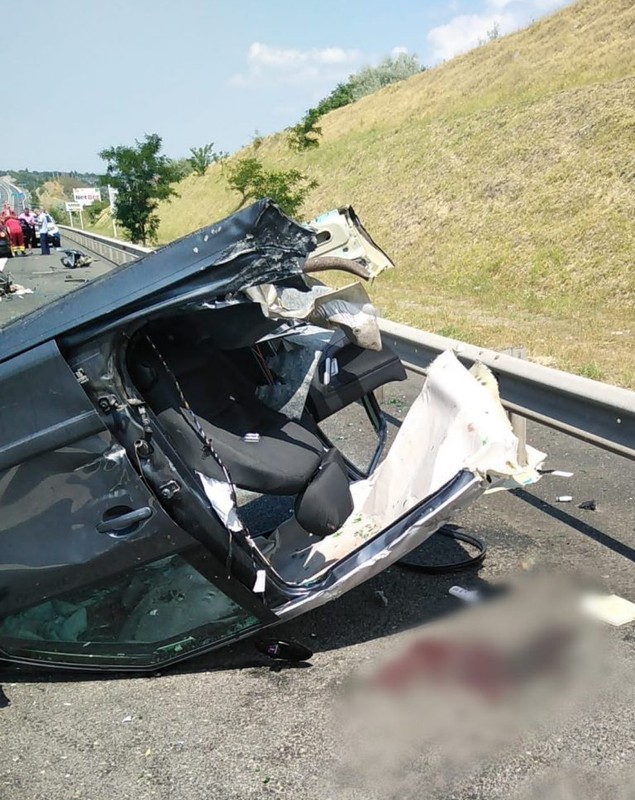 Skoda ruptă-n două în drum spre mare, pe Autostrada Soarelui. A ajuns pe sensul opus, unde a lovit-o în plin altă mașină