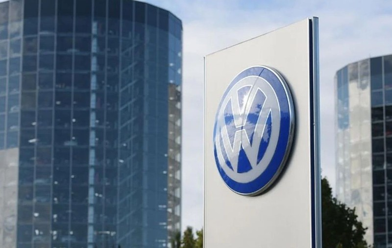 cladire de birouri si sigla volkswagen