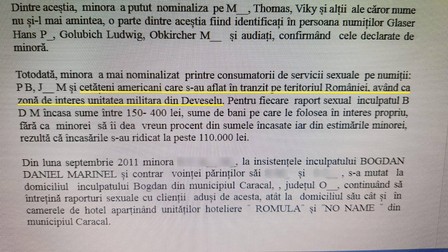 Oana nu a fost obligată să întrețină relații sexuale cu cetățeni străini, dar alte fete au povestit la DIICOT cum au fost traficate la austriecii care lucrau la hidrocentrală și la americanii care tranzitau baza militară de la Deveselu. În facsimil este un pasaj din motivarea primei instanțe de judecată. Numai că nici procurorii și nici judecătorii, pe parcursul cercetării judecătorești care a durat până în 2017, nu au investigat această pistă