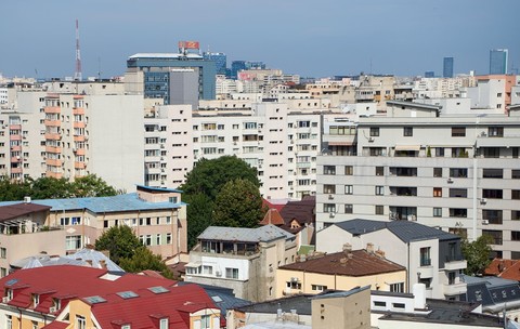 Case mai scumpe, bani aduși de acasă de români și rate mai mari - consecințele scăderii leului asupra creditelor