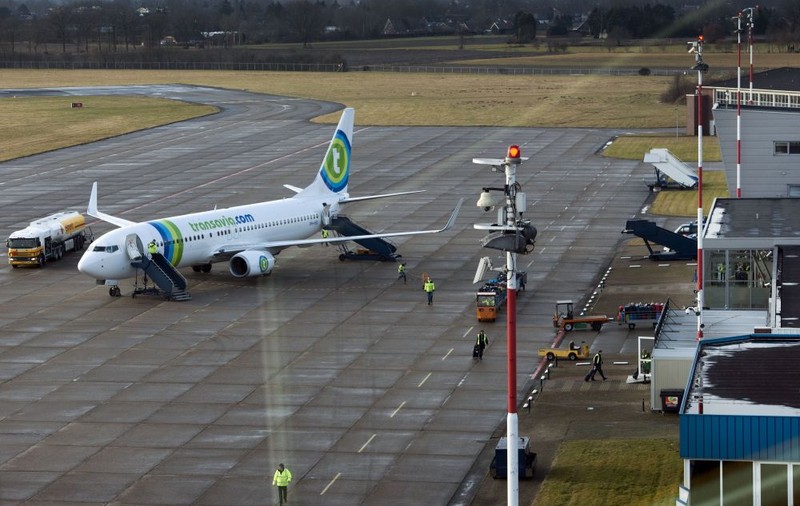 Un avion cu destinația Amsterdam a aterizat de urgență din cauza mirosului insuportabil venit de la un pasager