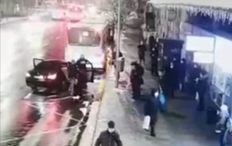 VIDEO | O fată de 15 ani, răpită în plină stradă, la Cluj-Napoca. Polițiștii au reținut trei bărbați