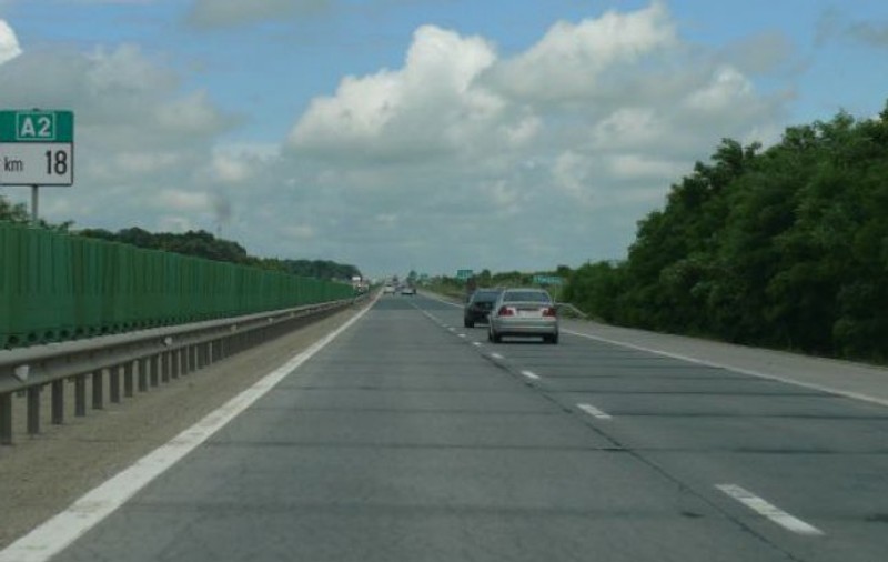 Traficul pe Autostrada Bucureşti-Constanţa este oprit. S-au desprins dale din carosabil
