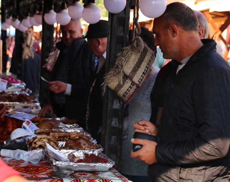 REPORTAJ: De Ziua Produselor Agroalimentare Românești, craiovenii s-au înghesuit să cumpere gogonele și să mănânce sarmale și pâine cu mălai/ FOTO