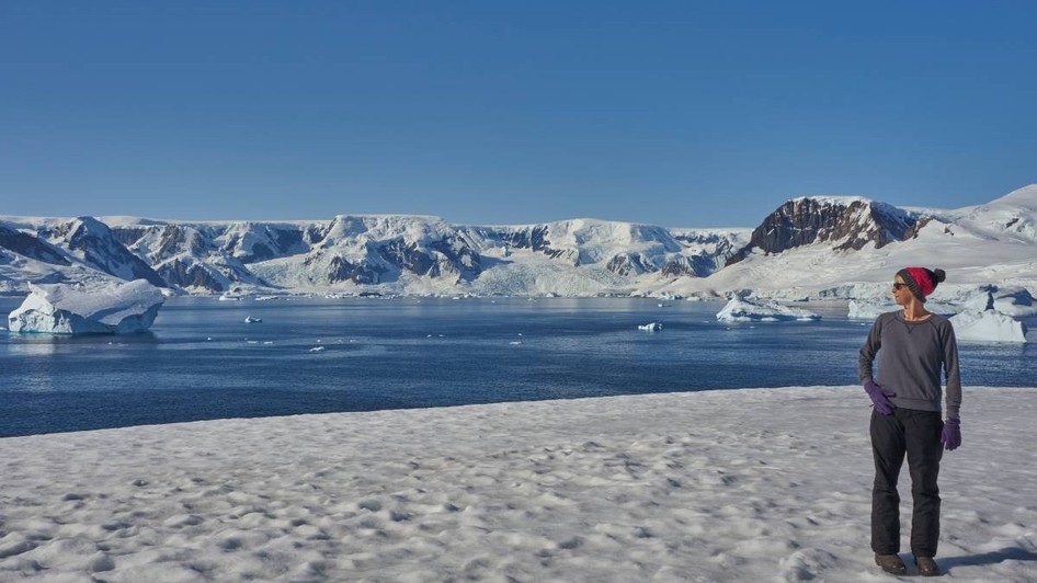 Femeie în peisajul uluitor al Peninsulei Antarctice din Marele Ocean de Sud în timpul scurtului sezon de vară