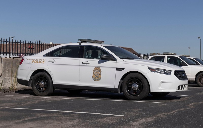 O persoană a murit și alte cinci au fost rănite într-un schimb de focuri între doi polițiști și un bărbat, lângă un bar din Indianapolis