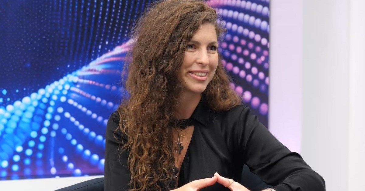 Daniela Marișcu, îmbrăcată cu o bluză neagră, în timp ce stă pe fotoliu, în studioul emisiunii Puterea unui lider, la Libertatea