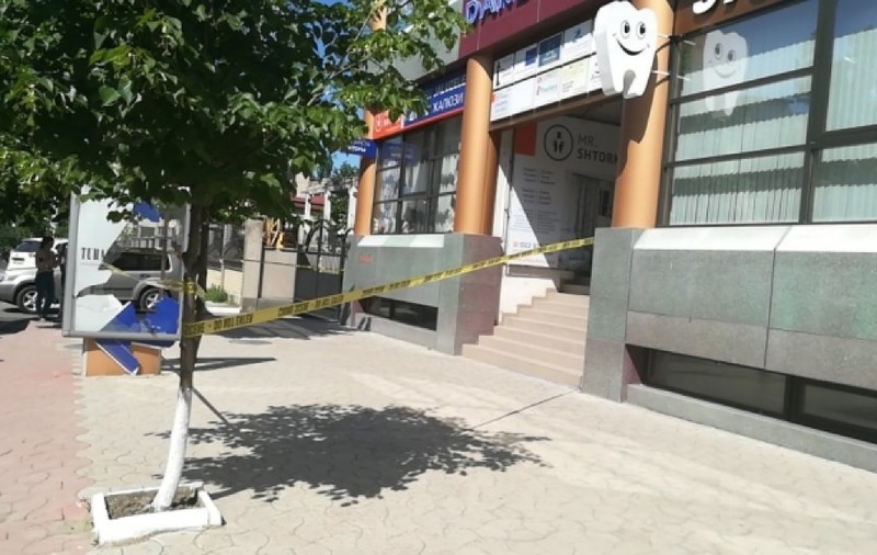Un bărbat din Moldova s-a împușcat în cap, într-o bancă. Nu mai putea să plătească creditul |FOTO