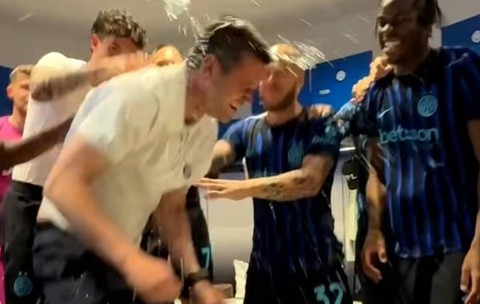 Cristi Chivu, dezlănțuit în vestiar după ce Inter a câștigat titlul în Italia. Jucătorii au petrecut pe „Made in Romania”