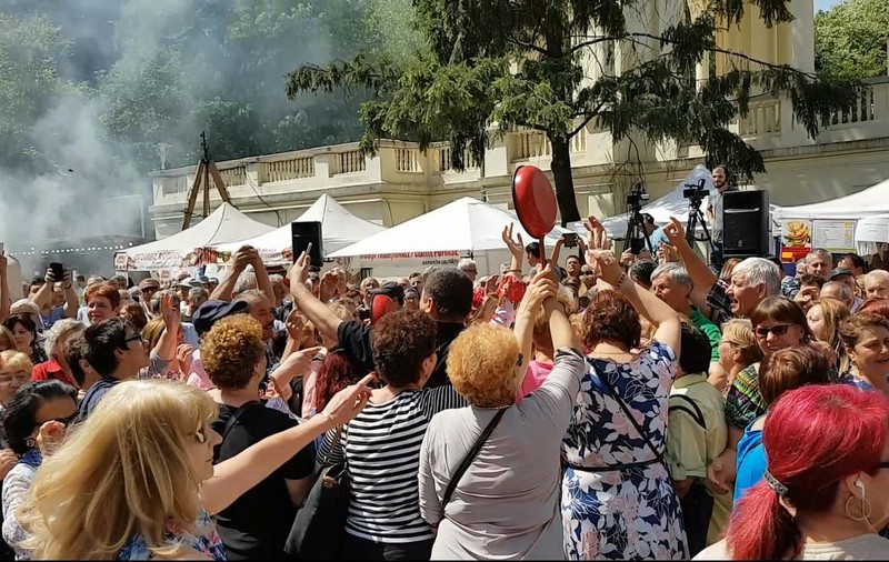 VIDEO| La mici și la horă s-au înghesuit, de la lectură au chiulit. Cum au petrecut bucureștenii de 1 Mai