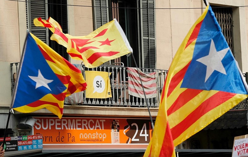 Opoziţia catalană denunţă o lovitură de stat după discursul lui Carles Puigdemont