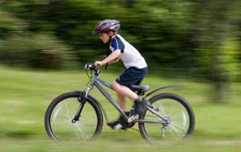 Un vasluian a mers cu mașina pe trotuar în urmărirea unui copil aflat pe bicicletă!