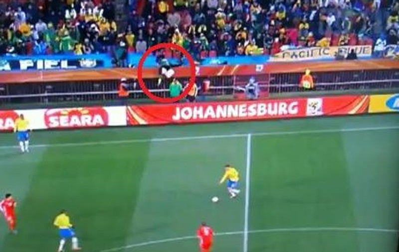 Video | Un fan a fost aruncat din tribună la meciul Brazilia-Coreea de Nord 