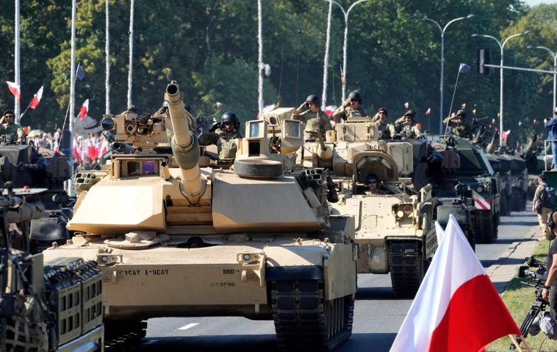 Polonia a organizat cea mai mare paradă militară din ultimele decenii, „într-o demonstrație de forță”. „Poate fi superputerea militară a UE și NATO”