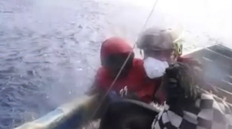 Aicha, în roșu, în momentul când a fost salvată | Foto: Captură video BBC