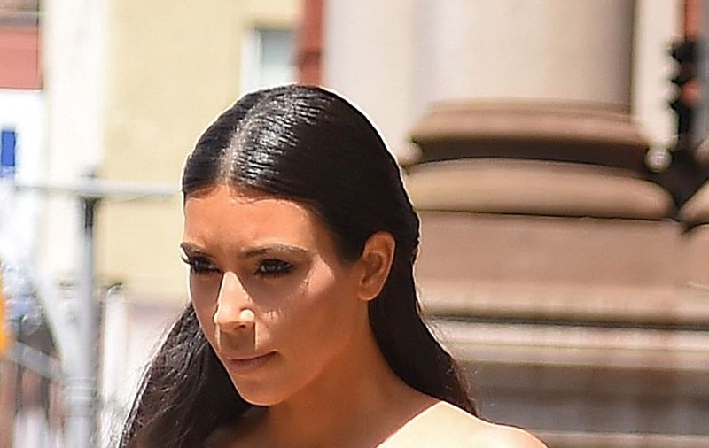 ATÂT de MULATĂ că I SE VĂD TOATE FORMELE! Cum a ieşit KIM KARDASHIAN pe STRADĂ! | FOTO