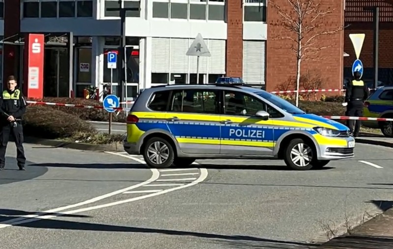 „Dați-mi banii sau vă arunc în aer!”. Un copil de 9 ani a vrut să jefuiască o bancă, în Germania