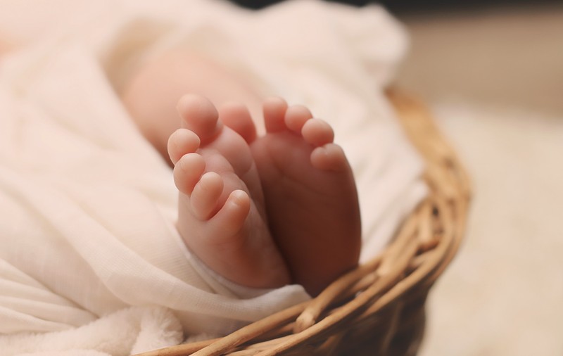 O infirmieră din Olt și-a abandonat bebelușul într-o cutie de carton