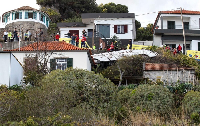 VIDEO | 29 de turiști au murit, după ce un autocar a căzut într-o prăpastie, pe insula portugheză Madeira. Sunt și 27 de răniți, dintre care șapte în stare gravă