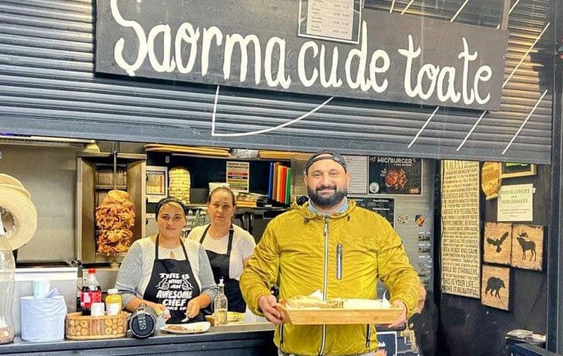Un român a vândut șaorma de 24.000 de lire sterline în primele două zile în care a deschis șaormeria, în suburbia „Bontoc”, la Londra