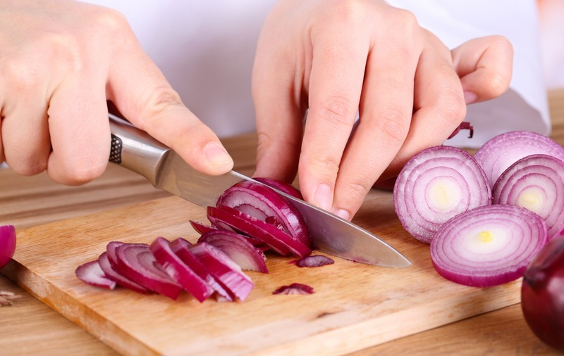 Bizar, dar real: detoxifierea cu ceapă… pusă în şosete