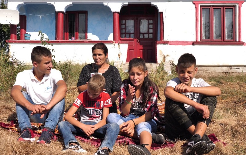 REPORTAJ/ Drama a patru frați din Argeș. Mama i-a părăsit, tatăl s-a spânzurat, sunt crescuți de o mătușă și se tem să nu fie separați - VIDEO