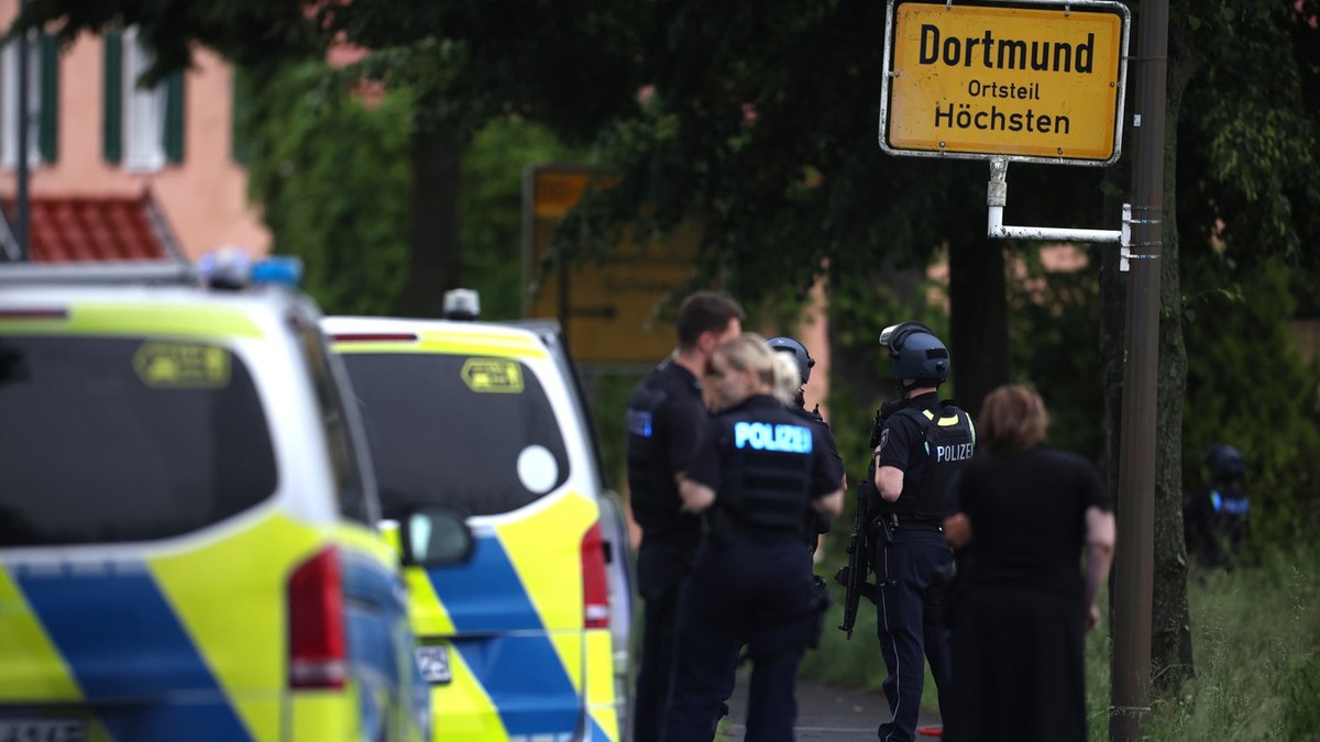 Poliția intervine într-o situație de criză în care un polițist a fost împușcat, în Dortmund, Germania, 2 iunie 2026
