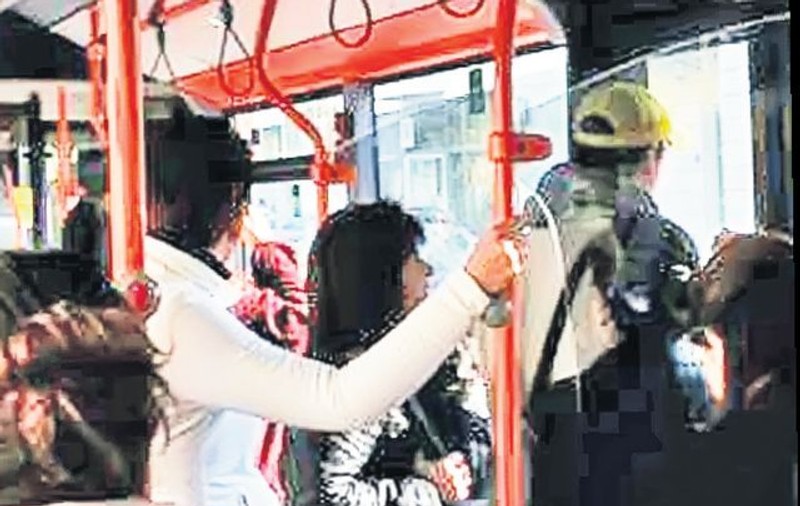 Atenţie! În autobuze umblă indivizi care se dau controlori!