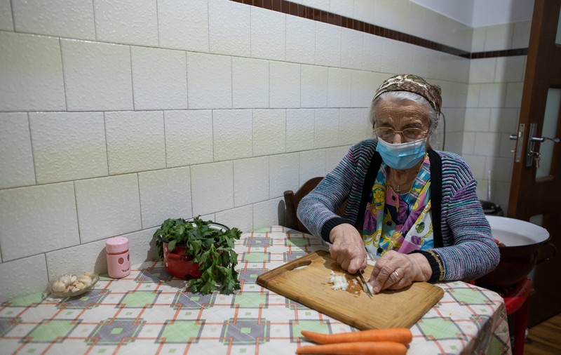 Tanti Oița din Ploiești, stră-străbunica de 96 de ani care s-a vindecat de coronavirus. „Mă visam tăind ceapă”