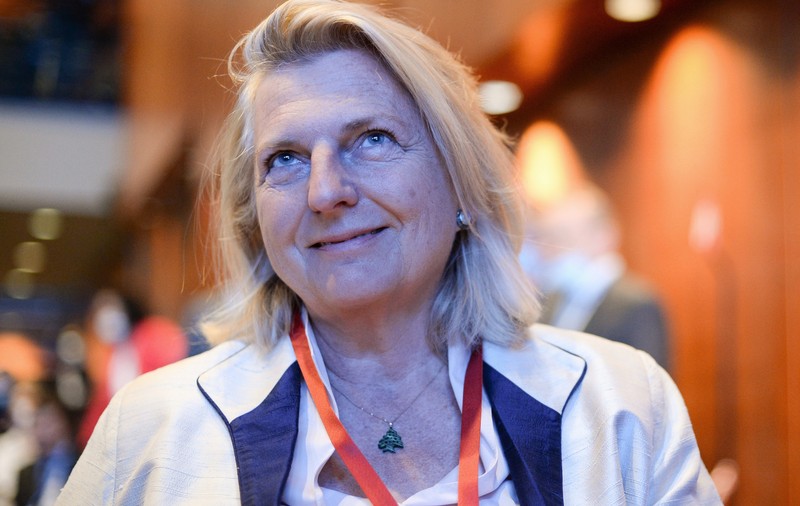Karin Kneissl, ministrul austriac care a dansat cu Putin la nuntă, spune că Rusia este mai bună pentru vacanțe decât Seychelles și Maldive