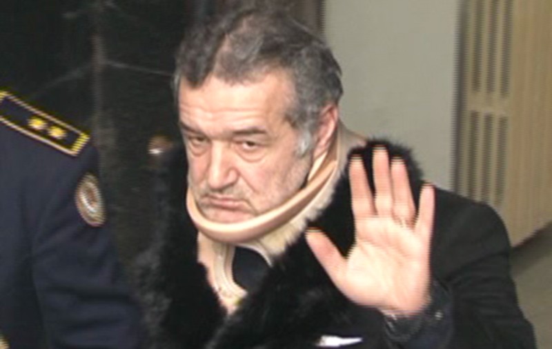 Gigi Becali, DE NERECUNOSCUT! Supărat, îmbătrânit şi purtând o gutieră cervicală | FOTO