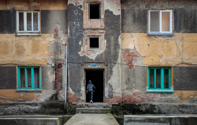 Reportaj în Valea Resemnării | Oamenii din Valea Jiului pun în urnă votul, nu și speranța lor de mai bine. ”Suntem în ruină, dar încercăm să rămânem oameni”