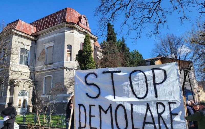 Protest la Bistrița, pentru salvarea clădirii fostei biblioteci județene, în locul căreia se dorește construirea unui bloc cu zece etaje