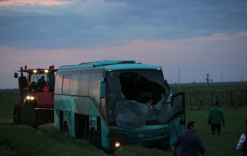 FOTO&VIDEO: Imagini surprinse de jurnaliștii Libertatea, în locul unde un autocar a fost răsturnat de o tornadă, în județul Călărași