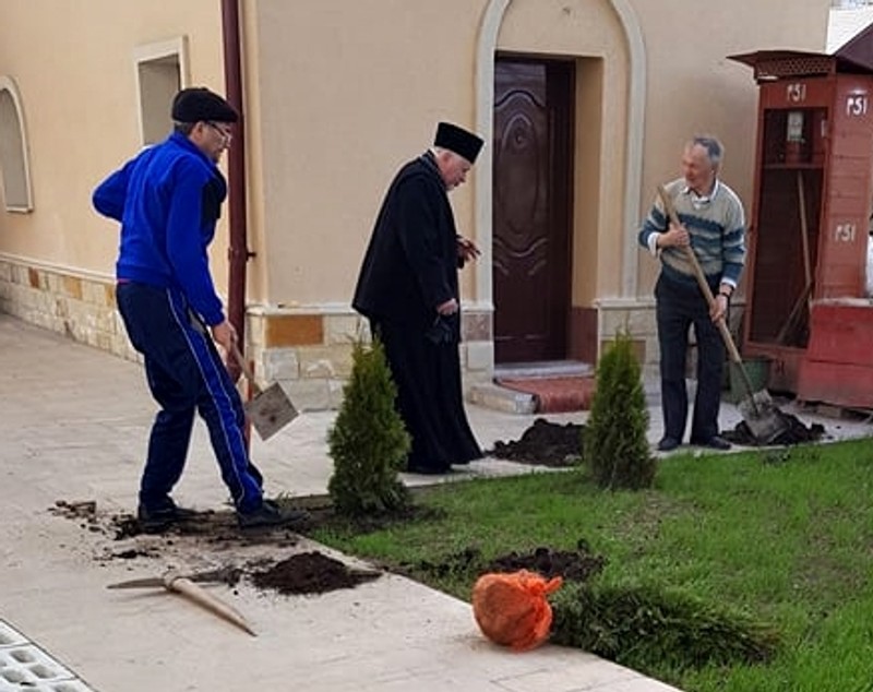 Un preot din Piatra Neamț a întrerupt slujba de înmormântare pentru a face curățenie în biserică