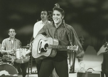 Elvis Presley (1935-1977), cel supranumit Regele Rock and Roll-ului, într-o imagine din 1956. Foto: Hepta