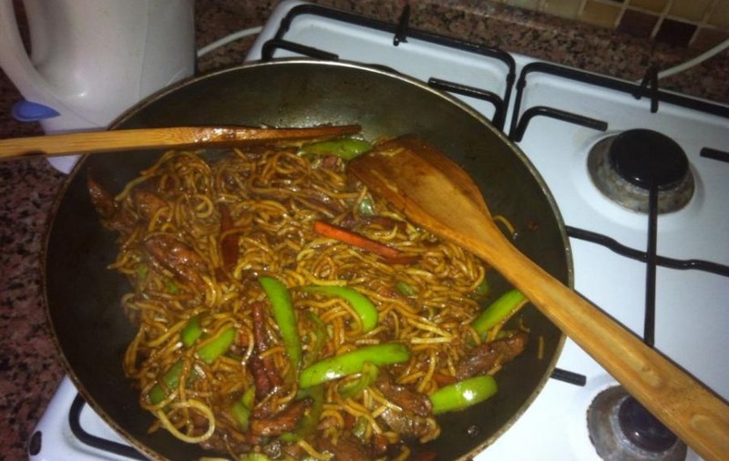 O BUNĂCIUNE DE BLONDĂ DE LA NOI TE ÎNVAŢĂ SĂ GĂTEŞTI CHINEZEŞTE!
