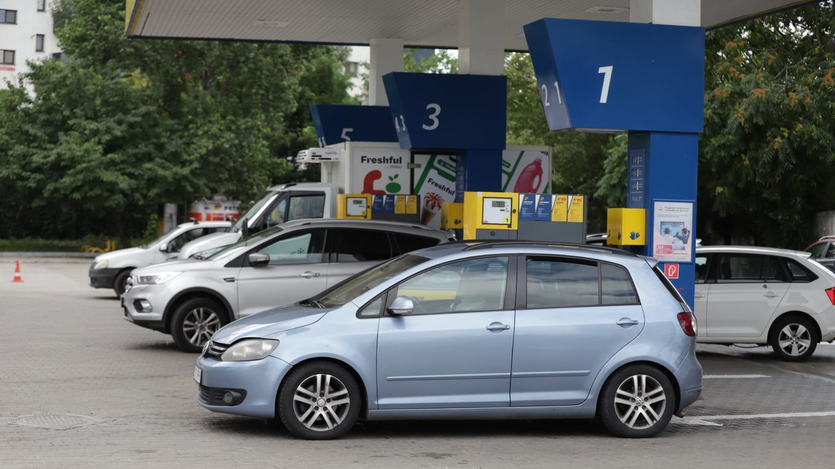 Mai multe mașini alimentează într-o benzinărie din București, 23 iulie 2026