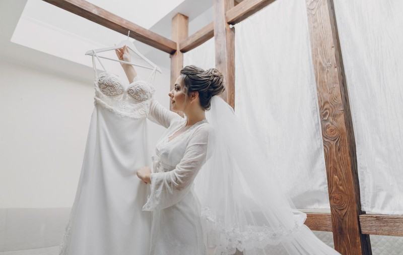 Rochie de mireasă simplă cu spatele gol: eleganță feminină, efect memorabil