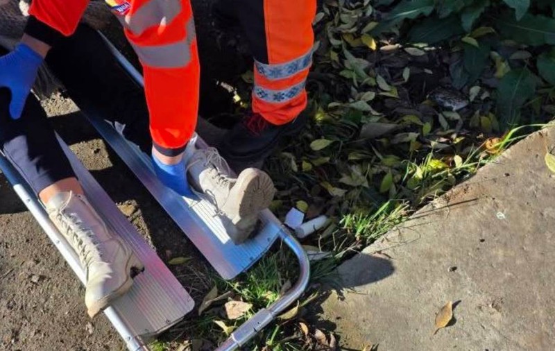 O femeie și-a rupt piciorul într-o groapă acoperită cu frunze de pe trotuar, în Constanța. A fost salvată de un polițist aflat în timpul liber