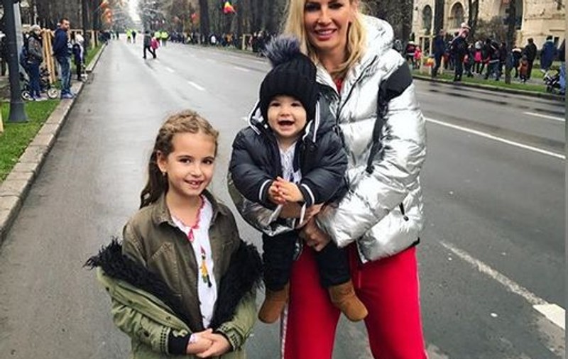 Fiica Andreei Bănică și-a dat mama de gol. “Dacă nu sting lumina îmi cere…”