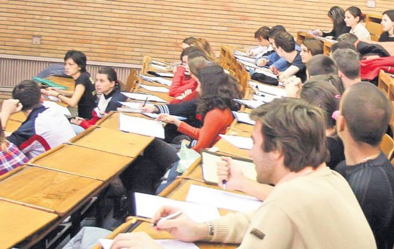 Statul nu știe câți studenți români învață în străinătate; Aproape 80.000 de elevi și studenți au cerut echivalarea studiilor efectuate peste hotare