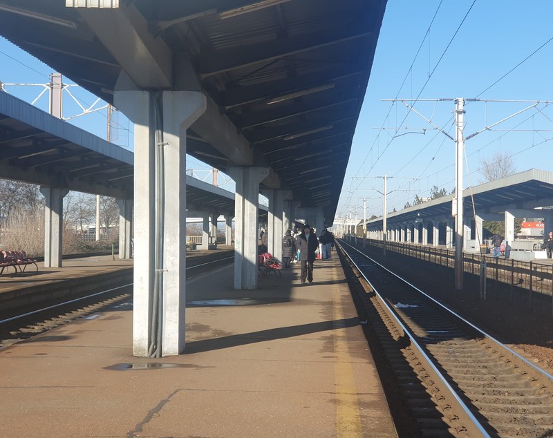 Gara de Vest din Ploiești a ajuns un decor de film horror: gropi, fisuri, mizerie, apă lipsă. Lucrări pentru modernizare de 4 milioane euro, neîncepute
