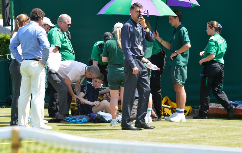 Canicula provoacă leșinuri la Wimbledon. Maria Șarapova s-a revigorat cu gheață / GALERIE FOTO
