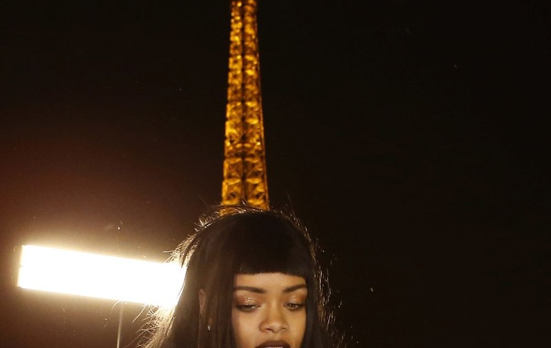 Rihanna, mai fă o poză! Dă-ți cu puțin fard și mai încearcă, nu de alta dar arăți HORROR NEMACHIATĂ!