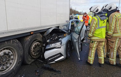 Skoda s-a înfipt în camionul din fața ei. Foto: Facebook